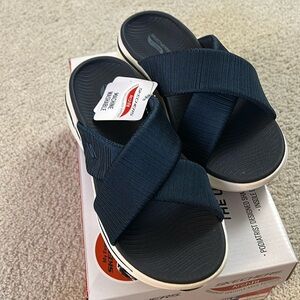 BRAND NEW SKECHERS ARCHFIT NAVY SANDALS. CONTOURED HEEL. GO WALK SIZE 7